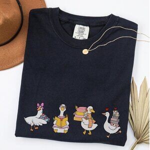 Silly Goose Teacher Reading Graphic Funny Vintage Style T-Shirt